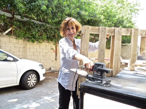 חדוות היצירה. נורה עם משטח עץ בעבודה